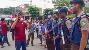 চট্টগ্রামে আ.লীগের দুর্বৃত্তায়ন ঠেকাতে সতর্ক অবস্থানে পুলিশ
