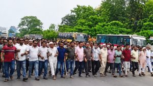 ভালুকায় কারখানার ঝুট ব্যবসার নিয়ন্ত্রণ নিয়ে উত্তেজনা, দেশীয় অস্ত্র নিয়ে মহড়া