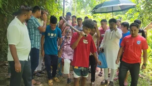 ঝুলন্ত চেয়ারে বসিয়ে এমপিকে সংবর্ধনা