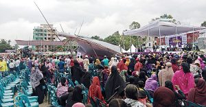 প্রধানমন্ত্রী পৌঁছানোর আগেই বাতাসে ভেঙে পড়লো প্যান্ডেল