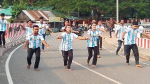 রাস্তা বন্ধ করে আর্জেন্টিনা সমর্থকদের নাচ-গান, ক্ষুব্ধ স্থানীয়রা