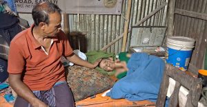 ছেড়ে গেছেন স্ত্রী, তবুও বিছানাগত মাকে ছাড়েননি শ্রমিক ছেলে