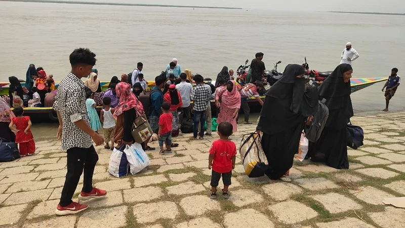 যানজট এড়াতে নৌকায় যমুনা পাড়ি দিতে ঢাকামুখী যাত্রীদের ভিড়