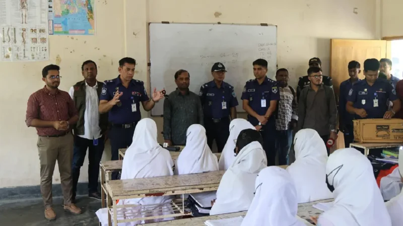 জঙ্গল সলিমপুরে শিক্ষার্থীদের পড়াশোনায় উৎসাহ দিলেন এসপি মাসুদ আলম