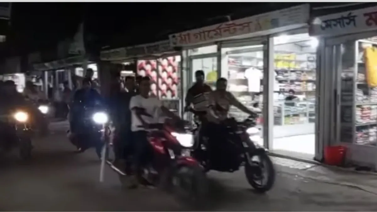 ছাত্রলীগের ককটেল বিস্ফোরণের প্রতিবাদে ছাত্রদল-বিএনপির শোডাউন