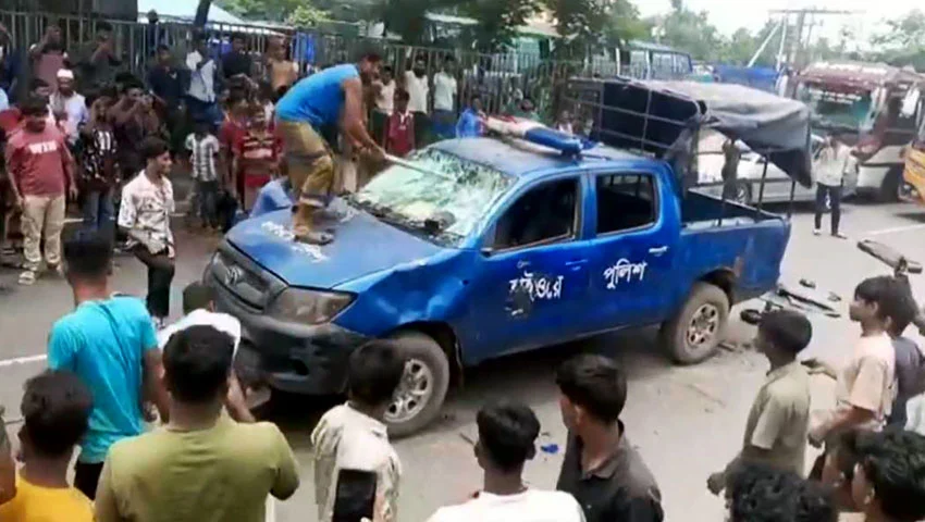 পুলিশের গাড়িতে অটোরিকশা চালকদের হামলা