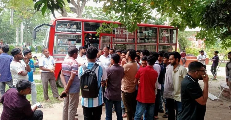 রাজশাহীতে ভ্রাম্যমাণ গ্রন্থাগারে শেখ মুজিব-শেখ হাসিনার বই, সরানোর নির্দেশ ডিসির