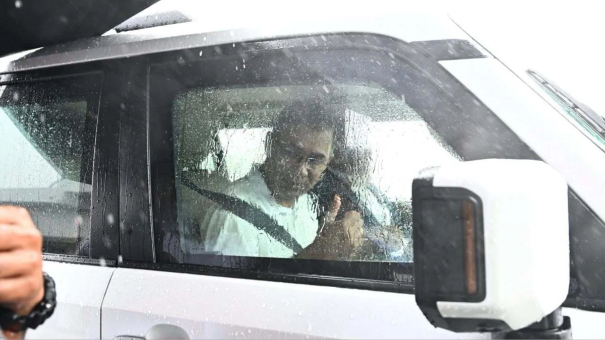 স্বরাষ্ট্রমন্ত্রীকে পাশে বসিয়ে কক্সবাজারে গাড়ি চালালেন প্রধানমন্ত্রী