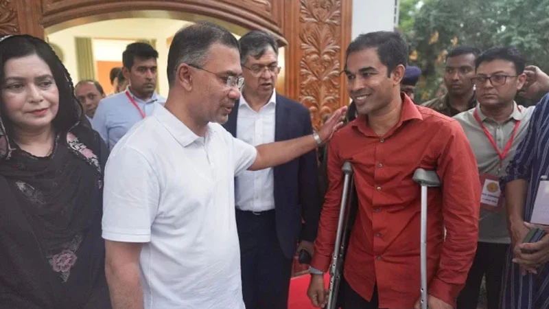 কাছে ডেকে চবি ছাত্রদল সম্পাদকের খোঁজ নিলেন প্রধানমন্ত্রী
