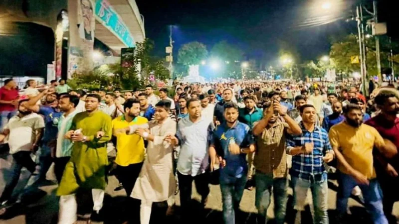 শিবির নেতার ধর্ষণ ও ‘গুম’ নাটকের প্রতিবাদে কবি নজরুল কলেজে ছাত্রদলের বিক্ষোভ