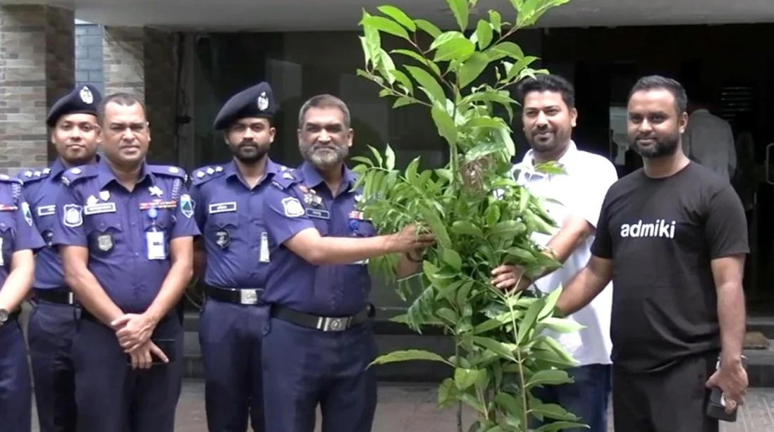 সিরাজগঞ্জ জেলা পুলিশকে দুই হাজার গাছের চারা দিল এ্যাডমিকি