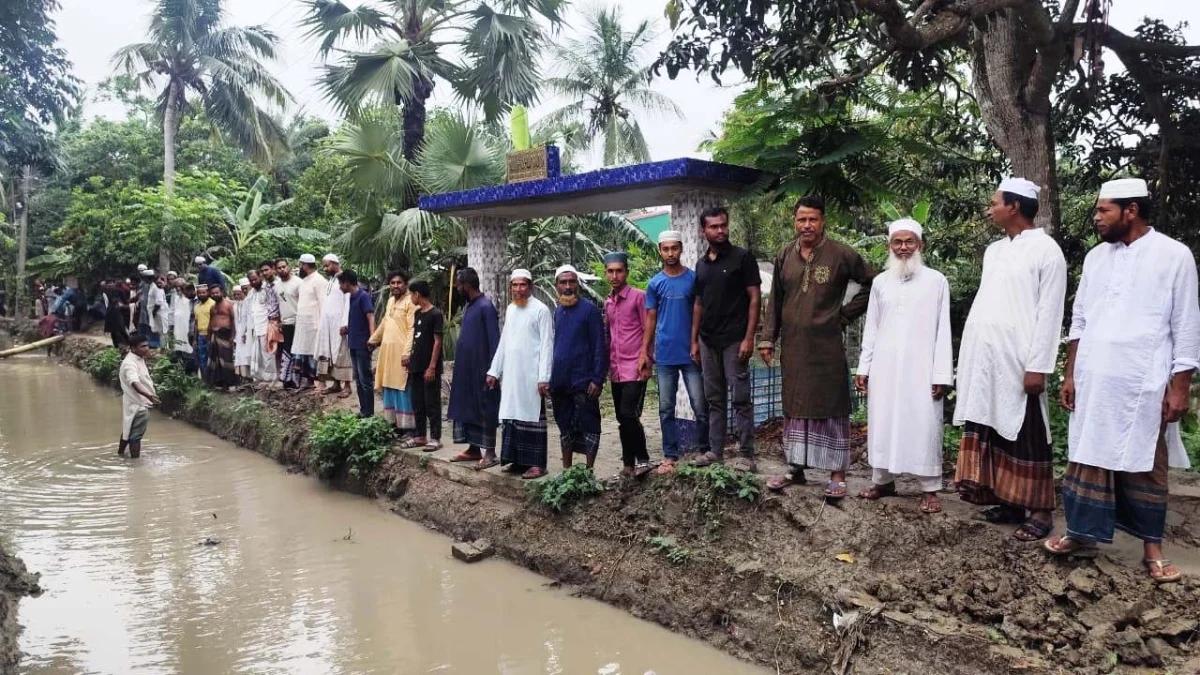 সাতক্ষীরার সখিপুরে খুঁড়ে রাখা রাস্তায় পানি জমে ভোগান্তি, জনদুর্ভোগ চরমে
