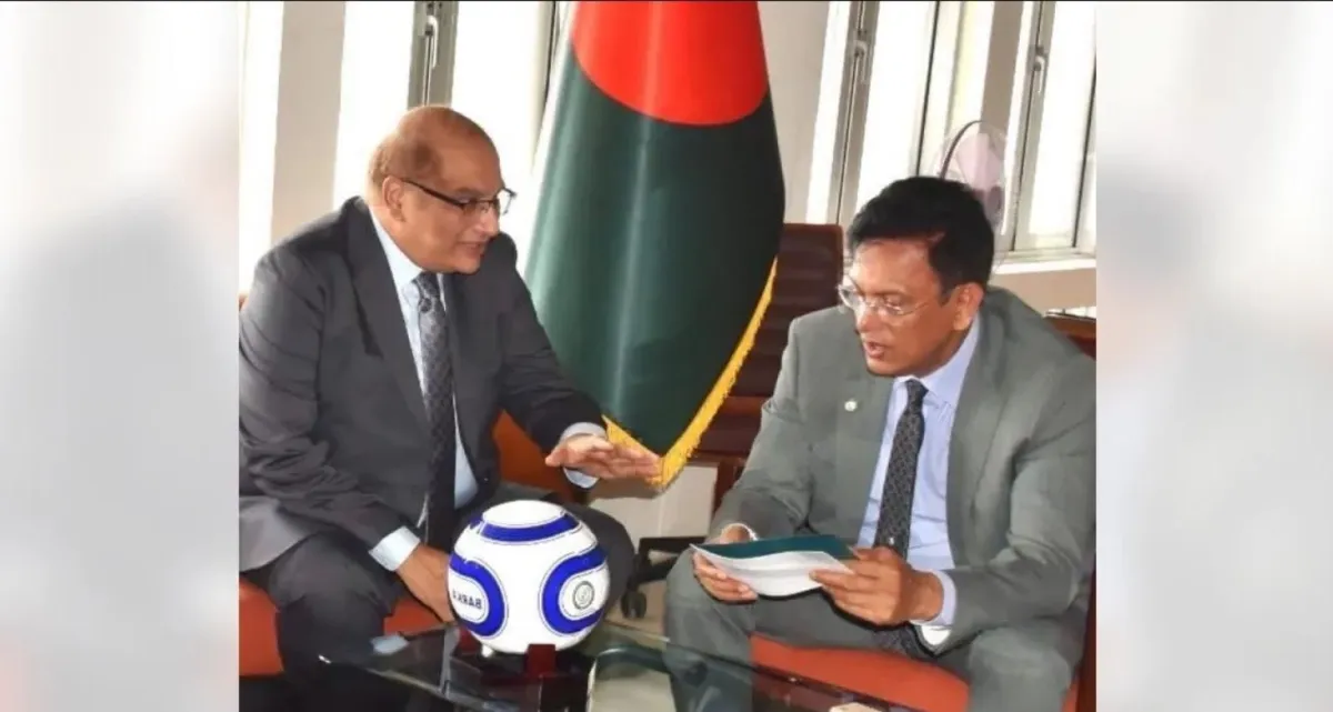 বাংলাদেশের শিক্ষার্থীদের জন্য ১ হাজার ফুটবল উপহার দিল পাকিস্তান