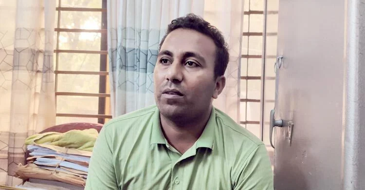 ঘুষ নেওয়ার সময় হাতেনাতে আটক অডিট কর্মকর্তা