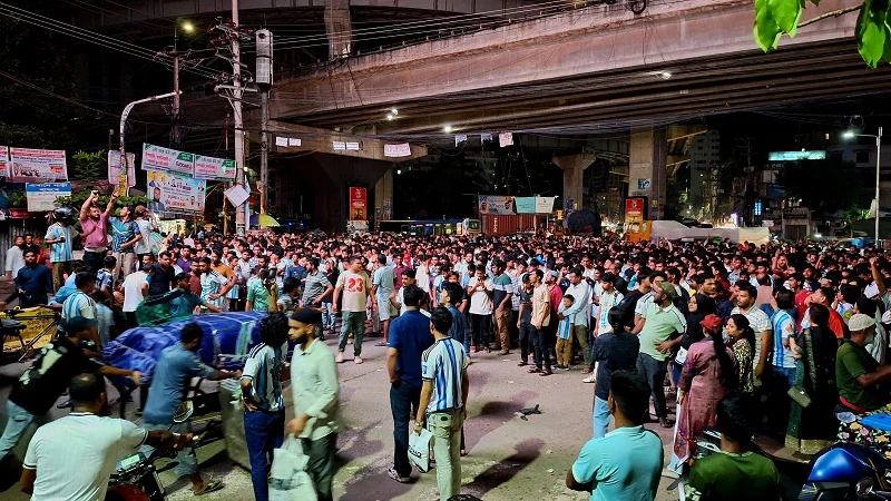 চট্টগ্রামের সড়কে বড় পর্দায় খেলা উপভোগ করছে লক্ষাধিক দর্শক, বিঘ্ন ঘটেছে যান চলাচলে