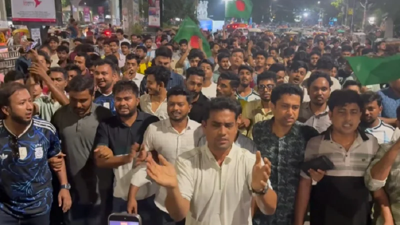 শাহবাগে নিষিদ্ধ ছাত্রলীগের নৈরাজ্যের বিরুদ্ধে ছাত্রদলের বিক্ষোভ