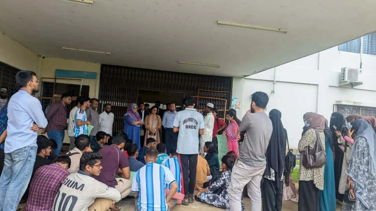 ৬ দফা দাবিতে কুবির আইন বিভাগে শিক্ষার্থীদের অবস্থান কর্মসূচি