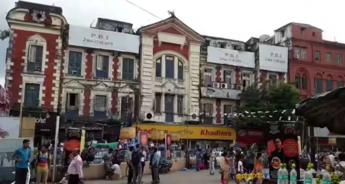 বাংলাদেশিদের জন্য ভিসা চালুর খবরে কলকাতার ব্যবসায়ীদের মিষ্টি বিতরণ