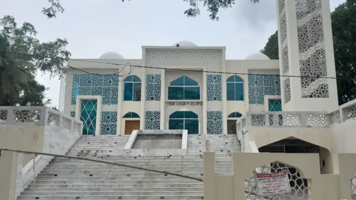 ১২ কোটি টাকার মডেল মসজিদে ফাটল