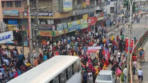 কারখানা বন্ধের প্রতিবাদে কচুক্ষেতে সড়ক অবরোধ পোশাক শ্রমিকদের