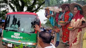 সিলেটে প্রধানমন্ত্রীকে ফুল ছিটিয়ে অভ্যর্থনা চা-শ্রমিকদের