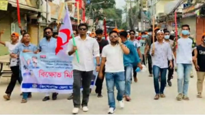 কিশোরগঞ্জে বৈঠা ও লাঠি হাতে নিষিদ্ধ ছাত্রলীগের মিছিল