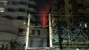 রাজধানীতে ১৪ তলা ভবনে আগুন, নিয়ন্ত্রণে ২ ইউনিট