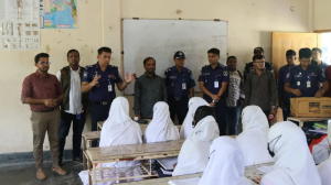জঙ্গল সলিমপুরে শিক্ষার্থীদের পড়াশোনায় উৎসাহ দিলেন এসপি মাসুদ আলম