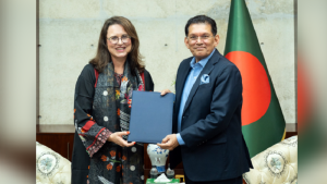 পররাষ্ট্রমন্ত্রীর কাছে পরিচয়পত্র পেশ বাংলাদেশের আইওএম প্রধানের