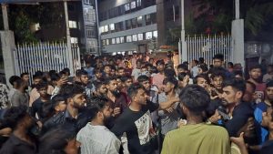 লাশ নিয়ে থানা ঘেরাও, পুলিশ কর্মকর্তা ক্লোজড