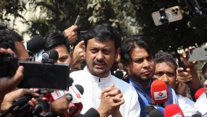 নাসীরুদ্দীন পাটওয়ারীর গাড়িতে হামলা, আহত ৪