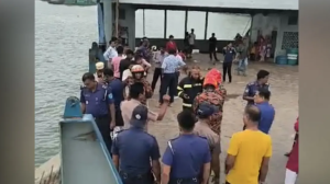 আবারও দৌলতদিয়া ঘাটে নিয়ন্ত্রণ হারিয়ে বাস পড়ল পদ্মায়