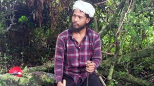 ‘পীর’ সেজে কবরস্থানে হত্যা মামলার আসামির আস্তানা