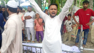 মৃত বাবার দাফন ঘিরে ভাই-বোনদের বিরোধ, পুলিশ পাহারায় দাফন