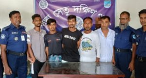 শরীয়তপুরে যাত্রীবাহী বাস থেকে চাঁদাবাজির অভিযোগে পুলিশের অভিযানে গ্রেপ্তার ৫