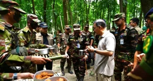 এই প্রথম কোনো প্রধানমন্ত্রী সেনাবাহিনীর গ্রীষ্মকালীন প্রশিক্ষণ এলাকায় স্বশরীরে উপস্থিত