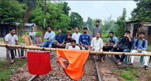 রেললাইন অবরোধ, রাজশাহীর সঙ্গে সারা দেশের রেল যোগাযোগ বন্ধ