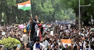বাস ও ট্রেনে করে নতুন নতুন বিক্ষোভকারী আন্দোলনস্থলে যোগ দিচ্ছে