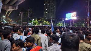 চট্টগ্রামের নগরীতে বড় পর্দায় খেলা উপভোগ করছে লক্ষাধিক দর্শক