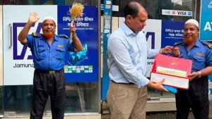 ধানের শীষ হাতে দাঁড়িয়ে থাকা সেই নিরাপত্তাকর্মীকে প্রধানমন্ত্রীর উপহার
