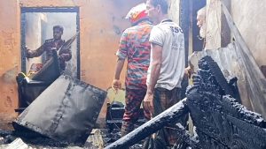 ভয়াবহ অগ্নিকাণ্ডে ইউএনওর বাড়ি পুড়ে ছাই, অল্পের জন্য রক্ষা পেল বৃদ্ধ মা ও শিশুরা