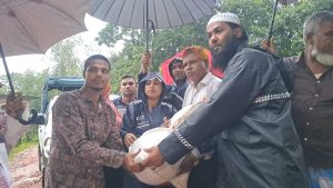 বন্যাকবলিত এলাকা পরিদর্শনে উখিয়া ইউএনও, ক্ষতিগ্রস্ত ৫ পরিবারকে সহায়তা