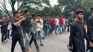 ইবিতে স্কুল পড়ুয়া বহিরাগতদের নিয়ে ছাত্রদলের শুভেচ্ছা মিছিল