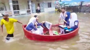 কুমিল্লায় নৌকায় চড়ে কেন্দ্রে গেলেন পরীক্ষার্থীরা