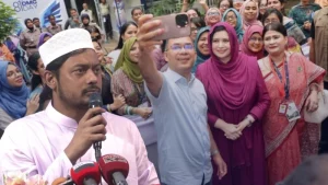 ‘দেশ যখন বন্যার পানিতে তলিয়ে যাচ্ছে প্রধানমন্ত্রী তখন সেলফি তোলায় ব্যস্ত’: নাসীরুদ্দীন পাটওয়ারী