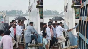 এমপি হান্নান মাসউদের জন্য মাঝ নদী থেকে ফেরি ঘুরিয়ে আনলেন ঘাটে, যাত্রীদের ক্ষোভ