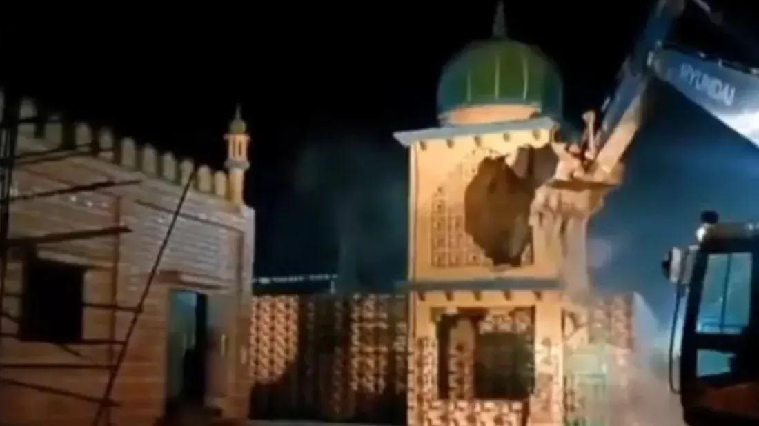আবারও ভারতে ভাঙা হলো মসজিদ ও মাজার