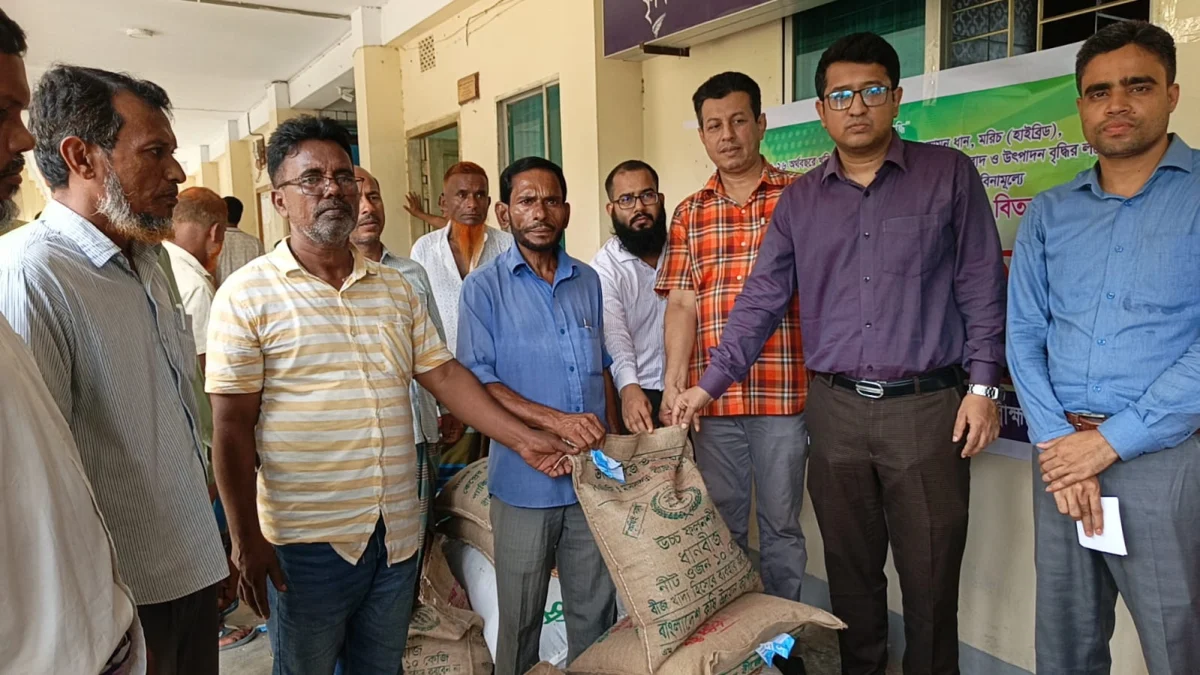 আশুগঞ্জে প্রায় ২ হাজার কৃষকের মাঝে বিনামূল্যে বীজ, সার ও চারা বিতরণ