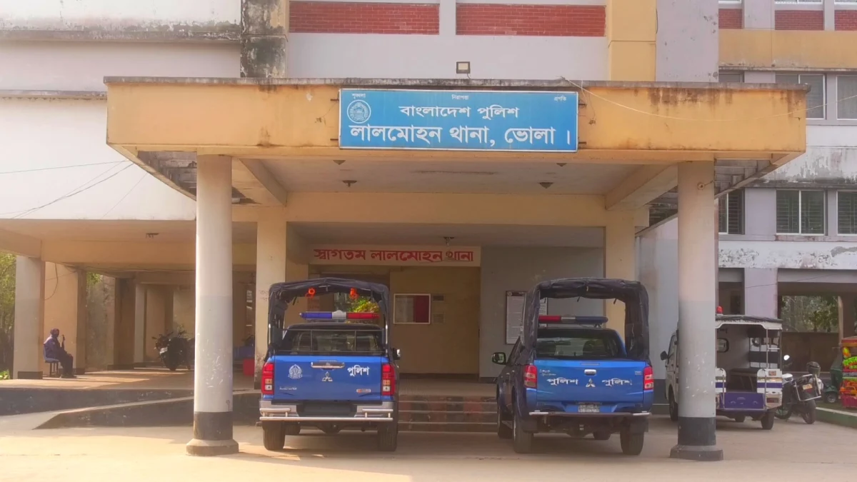 ভোলার লালমোহনে কলেজ ছাত্রকে কুপিয়ে হত্যা, অস্ত্রসহ ঘাতক থানায় আত্মসমর্পণ