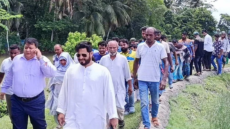 দখলদারদের বাধার মুখে খাল না কেটে ফিরে এলেন এমপি-ডিসি
